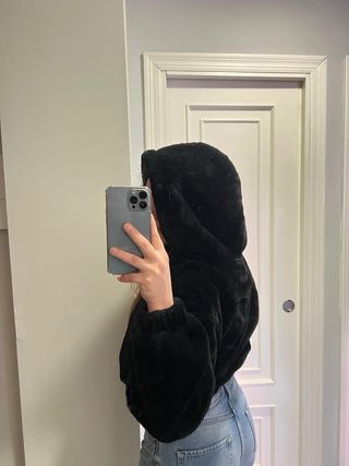 Chaqueta de pelo negra con capucha