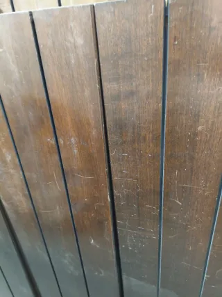 Estantería de madera oscura