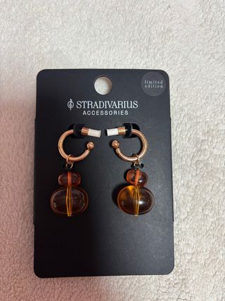 Pendientes Stradivarius dorados con abalorios nara