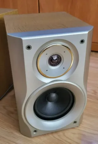 2 Altavoces Sharp Marrón/Plata Los 2 por 10 eur.