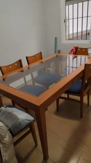 Mesa de comedor de madera y cristal