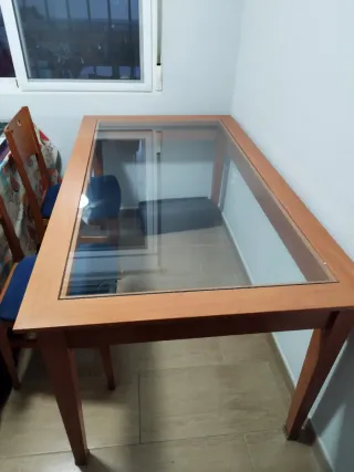 Mesa de comedor de madera y cristal