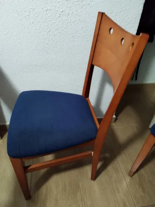 Mesa de comedor de madera y cristal