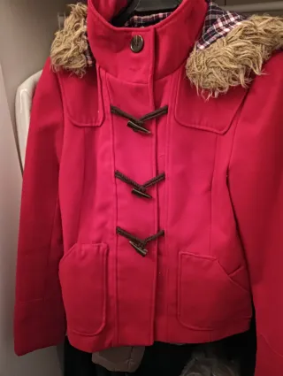 Abrigo rojo Zara con capucha