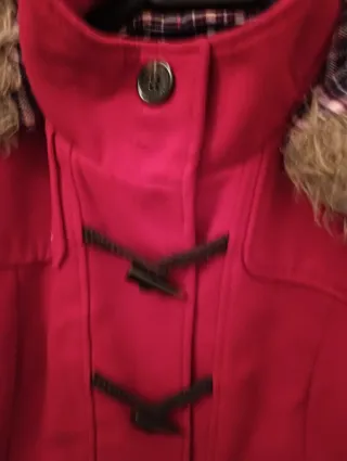 Abrigo rojo Zara con capucha