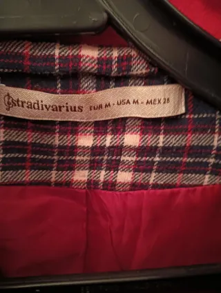 Abrigo rojo Zara con capucha