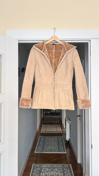 Chaquetón beige con pelo interior