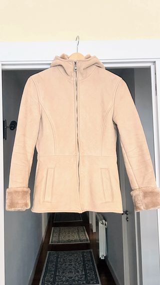 Chaquetón beige con pelo interior