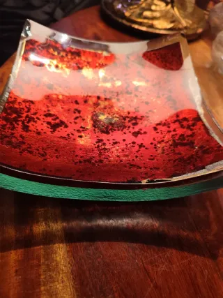 Bandeja cristal cóncava roja y dorada