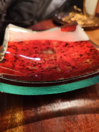 Bandeja cristal cóncava roja y dorada