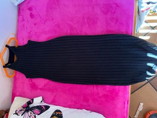 Vestido largo negro de canalé