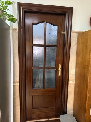 Puerta de madera de vivienda