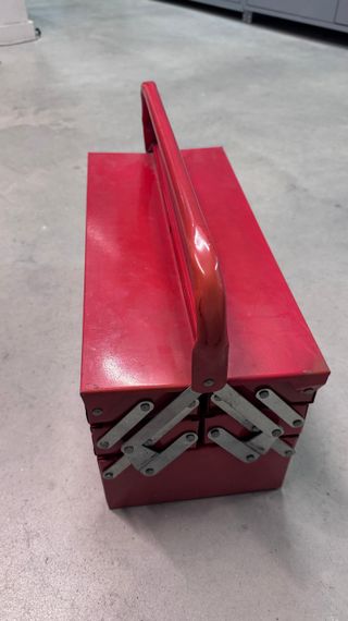 Mala de ferramentas retro vermelha