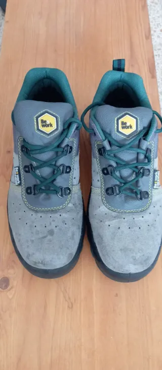 Zapatos de seguridad grises y verdes