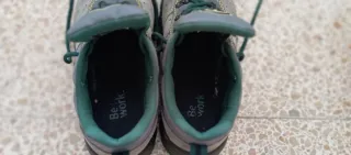 Zapatos de seguridad grises y verdes