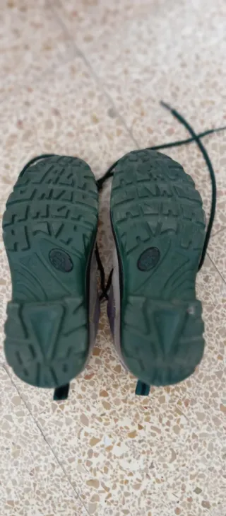 Zapatos de seguridad grises y verdes