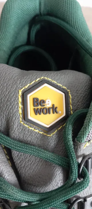 Zapatos de seguridad grises y verdes