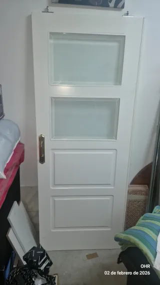 Puerta corredera blanca con cristal