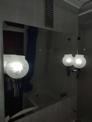 Espejo con apliques de cristal y metal