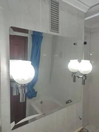 Espejo con apliques de cristal y metal