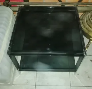Mesa baja cromo y cristal negro