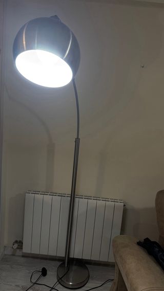 Lámpara de pie curva metálica
