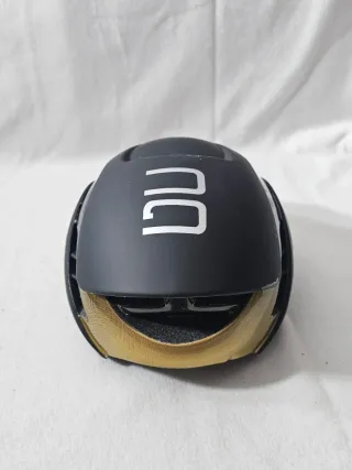 Capacete Abus com pequenos detalhes