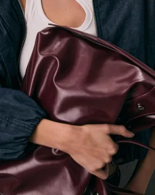 Bolso burdeos con tachuelas