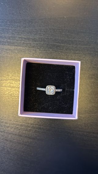 Anillo llamativo de inspiración vintage