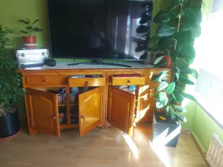 Vitrina y aparador de pino muy buen estado