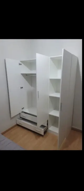 Armario blanco de madera