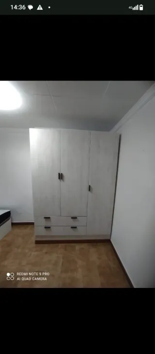 Armario blanco de madera