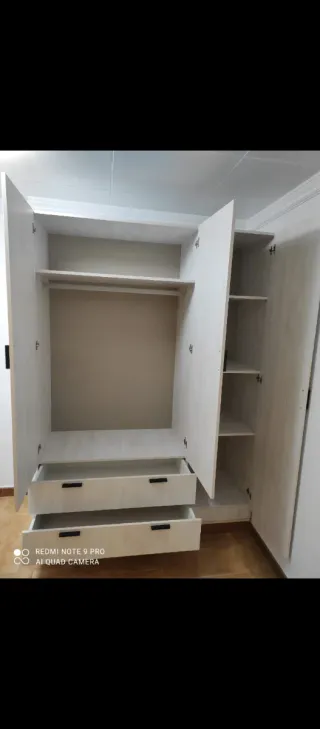 Armario blanco de madera