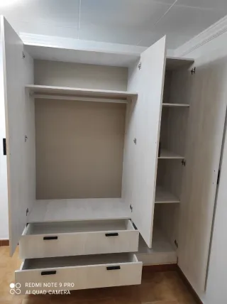 Armario blanco de madera