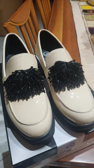 Mocassini donna beige con frange nere