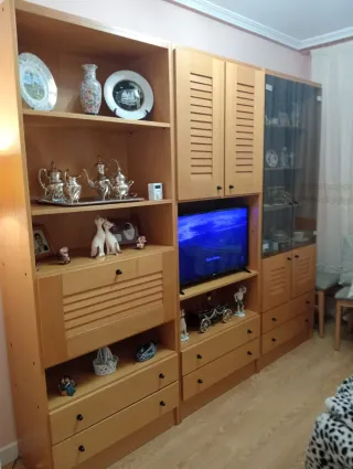 Mueble de pino con vitrina y estanterías