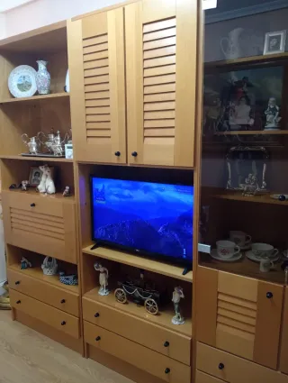 Mueble de pino con vitrina y estanterías