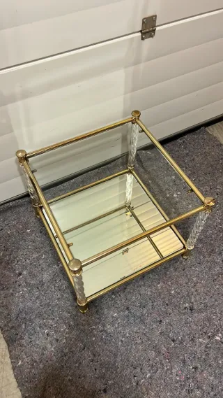 Mesilla auxiliar cristal y metal dorado 54x54x43cm