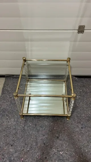 Mesilla auxiliar cristal y metal dorado 54x54x43cm