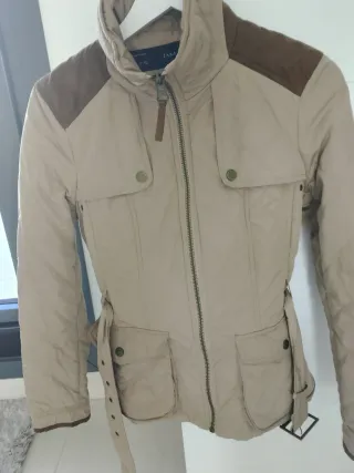 Cazadora acolchada beige y marrón