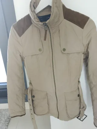 Cazadora acolchada beige y marrón