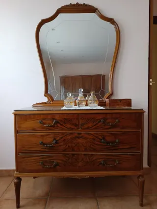 Conjunto cama, armario, mesita antiguos de madera