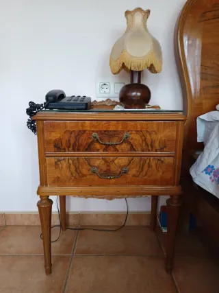 Conjunto cama, armario, mesita antiguos de madera