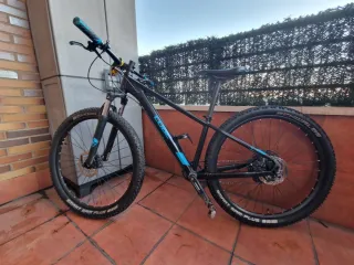 Bicicleta de Montaña Cube Negra y Azul