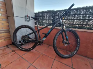 Bicicleta de Montaña Cube Negra y Azul