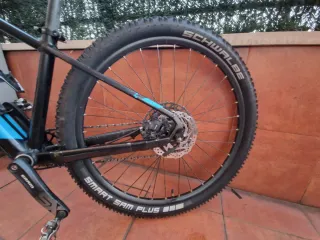 Bicicleta de Montaña Cube Negra y Azul