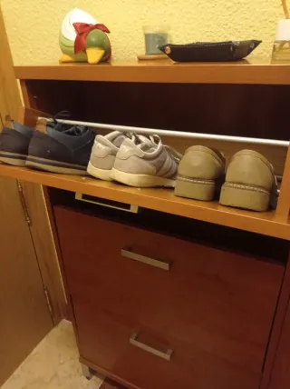 Zapatero de madera marrón