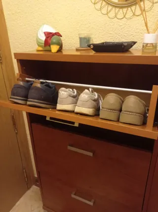 Zapatero de madera marrón