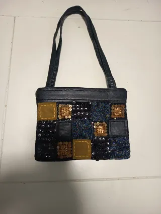 Bolso de fiesta negro y dorado