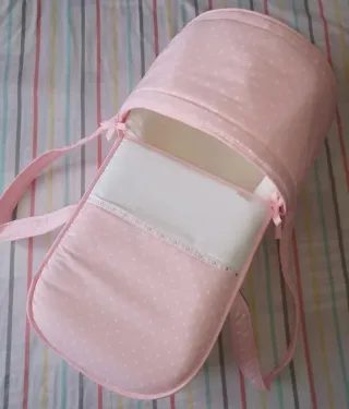 Alcofa de bebé rosa con estrellas